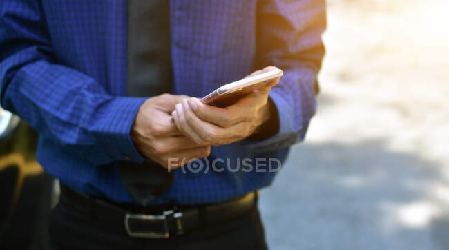 Empresario sosteniendo tecnología de teléfonos inteligentes móviles - foto de stock