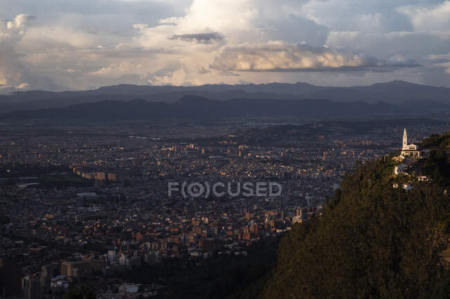Stadtbild mit Kirche im Vordergrund über Bogota — Stockfoto