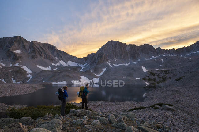 Turistas hombres y mujeres descienden por la cresta noreste del pico Capitol, montañas Elk, Colorado. - foto de stock
