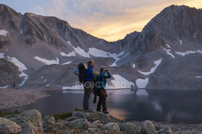 Turisti uomini e donne scendono lungo la dorsale nord-orientale del Campidoglio, Alce Montagna, Colorado. — Foto stock