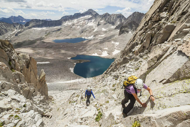 Чоловіки і жінки - туристи спускаються на північно - східний хребет Капітолійської вершини, гори Елк, Колорадо.. — стокове фото