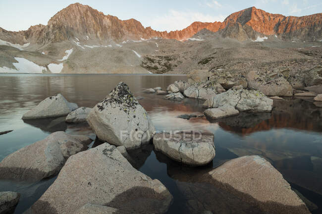 Capitol Peak all'alba da Pierre Lakes, Alce Montagna, Colorado. — Foto stock