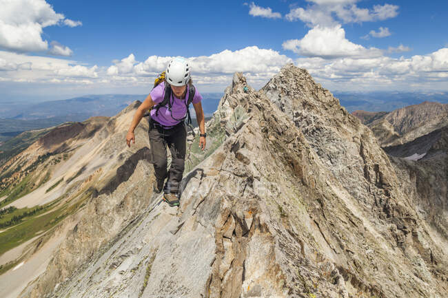Жінки піднімаються вузьким хребтом на вершині Капітолію, гори Елк, Колорадо. — стокове фото