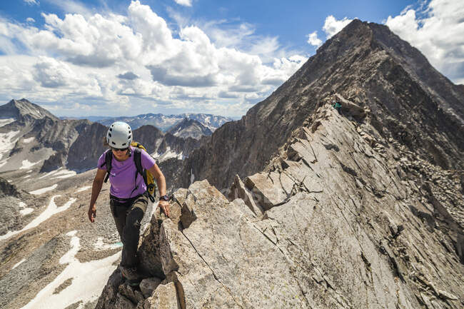 Жінки піднімаються вузьким хребтом на вершині Капітолію, гори Елк, Колорадо. — стокове фото