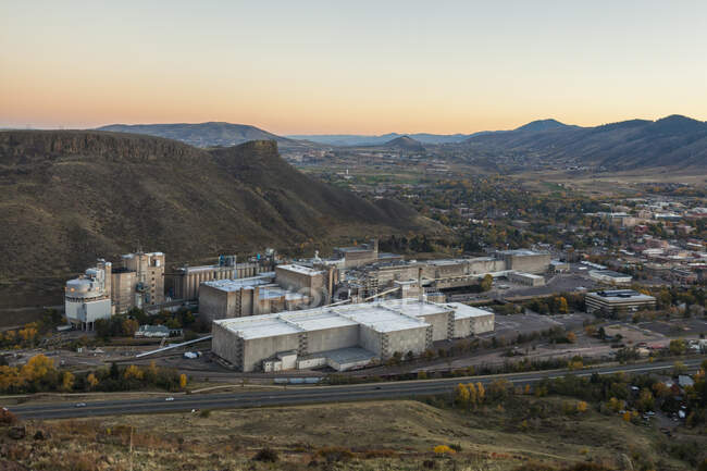 Вид на Coors Brewery in Golden, Colorado from North Table Mountain. — стокове фото