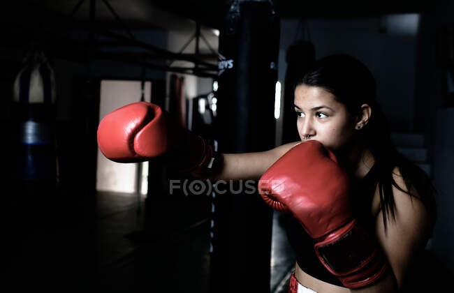 Девушка, занимающаяся боксом в тренажерном зале — стоковое фото
