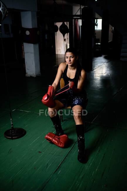 Jovem praticando boxe no ginásio — Fotografia de Stock