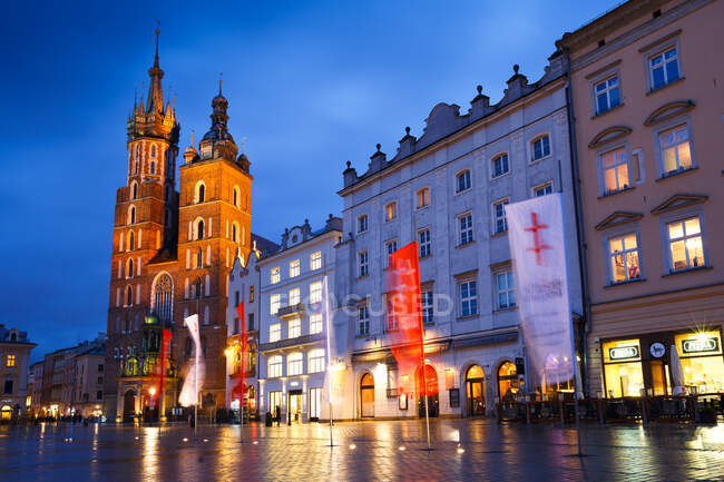 Basilica di Maria nella piazza principale di Cracovia, Polonia — Foto stock