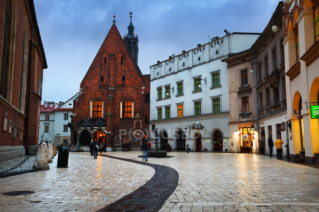 Uma rua na cidade velha de Cracóvia, Polônia — Fotografia de Stock