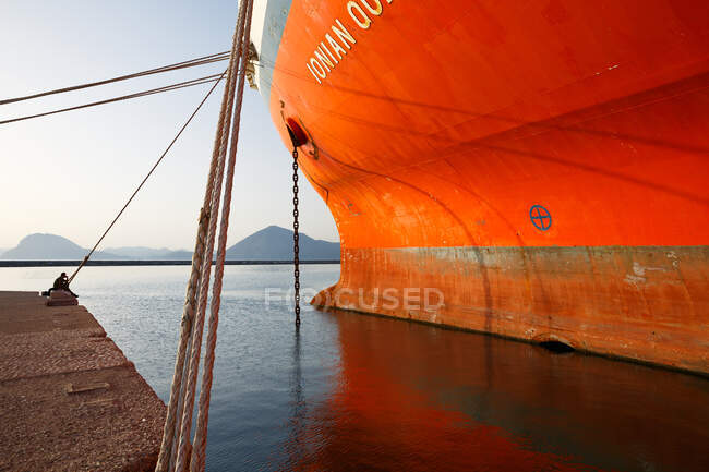Nave atracada en el puerto de Patras, Peloponeso, Grecia - foto de stock