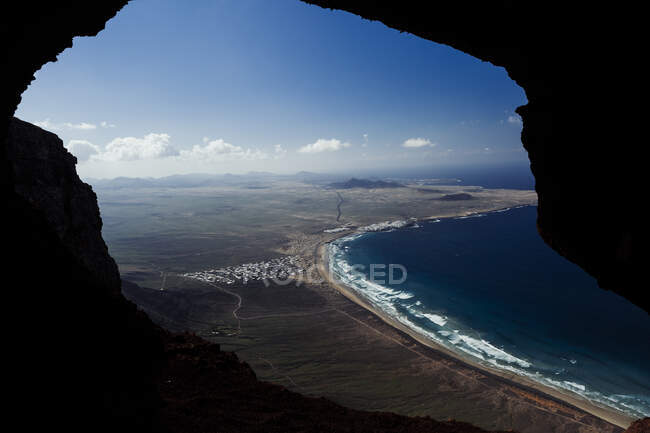 Vista superior da costa de Famara de uma caverna em um penhasco em Lanzarote — Fotografia de Stock