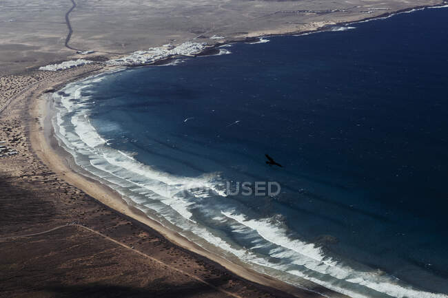 Vue sur la côte de Famara depuis les falaises de Lanzarote, Espagne. — Photo de stock