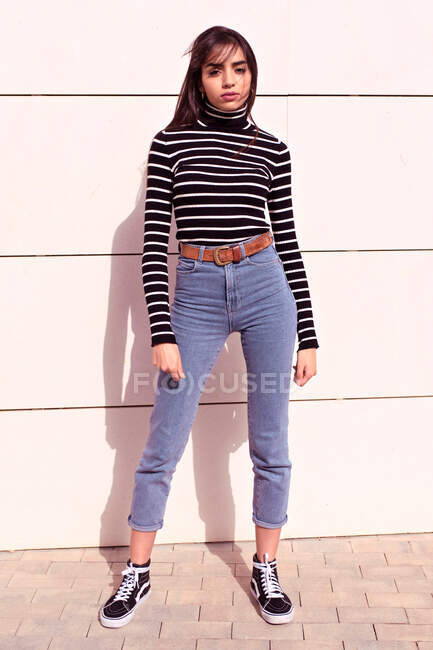 Attraente giovane donna araba vestita con abiti alla moda — Foto stock
