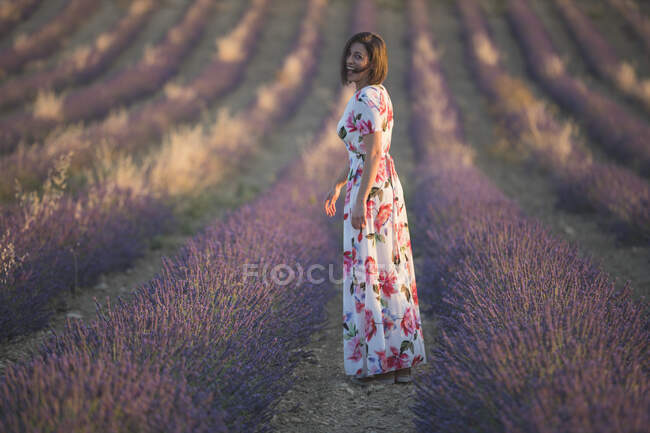 Жінка спостерігає за лавандовим полем — стокове фото