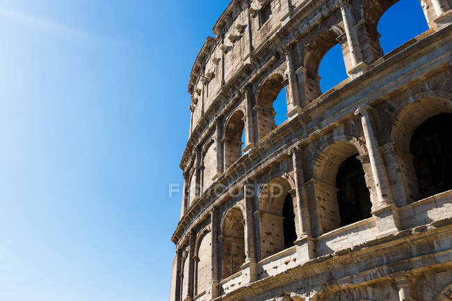Vista del Coliseo por la tarde - foto de stock