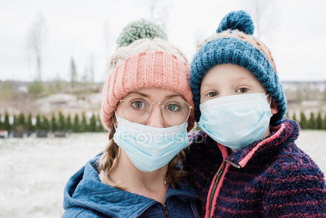 Мама и сын носят маску для защиты от вируса и гриппа — стоковое фото