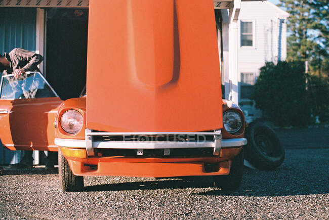 Un coche deportivo clásico de los años setenta capturado en la película. - foto de stock