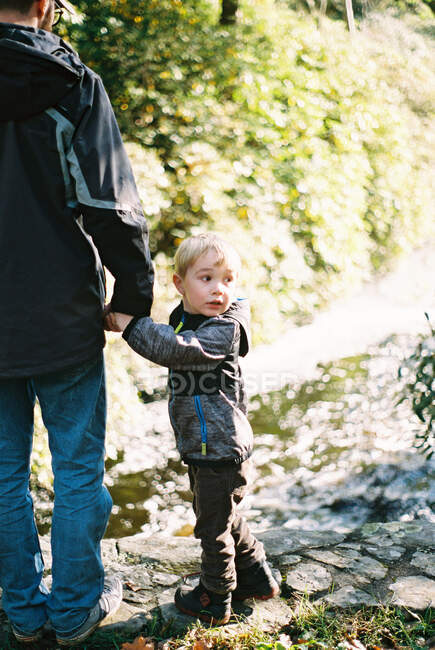 Bambino e suo padre a fare un'escursione. — Foto stock