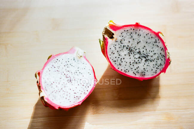 Frutta di drago su un tagliere. — Foto stock