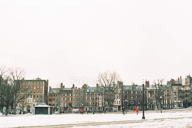 El boston común con una vista de la colina del faro en invierno con nieve. - foto de stock