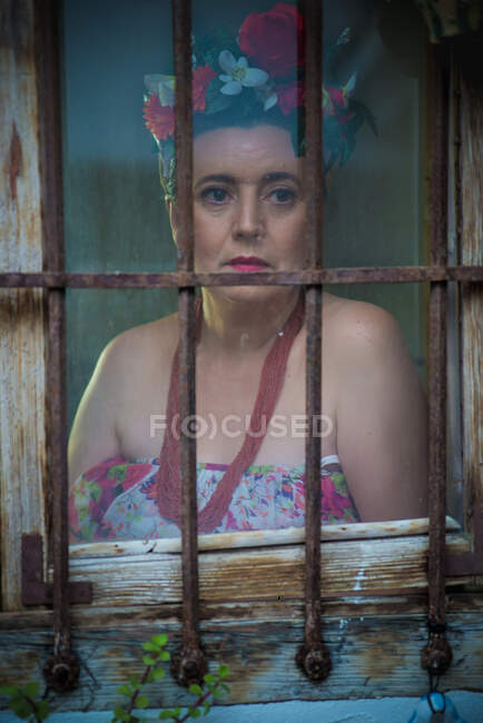 Frida Khalo cerca le finestre — Foto stock
