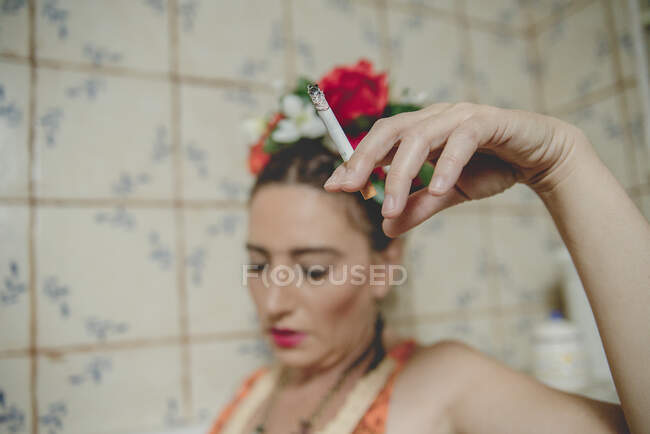 Frida Khalo smoking in the bathroom — Stock Photo