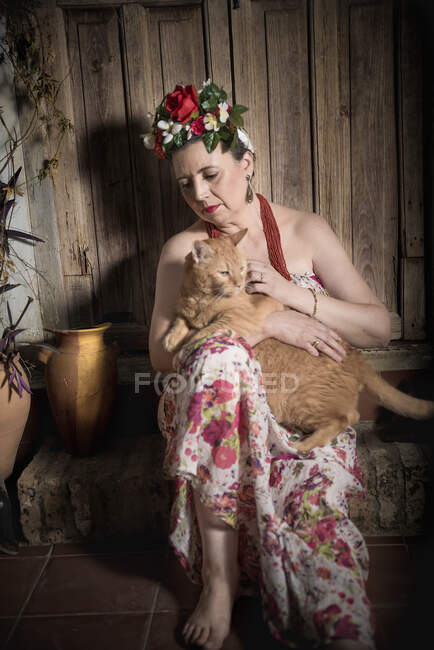 Frida Khalo dans la porte avec un chat — Photo de stock