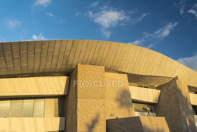 Magma Art et centre de congrès à Costa Adeje à Tenerife avec ciel bleu — Photo de stock