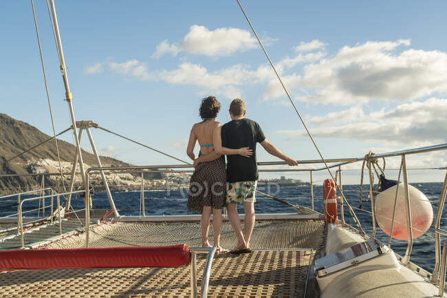 Casal abraçando em um barco no oceano atlântico por Tenerife — Fotografia de Stock
