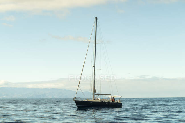 Barco à vela no oceano atlântico entre La Gomera e Tenerife — Fotografia de Stock