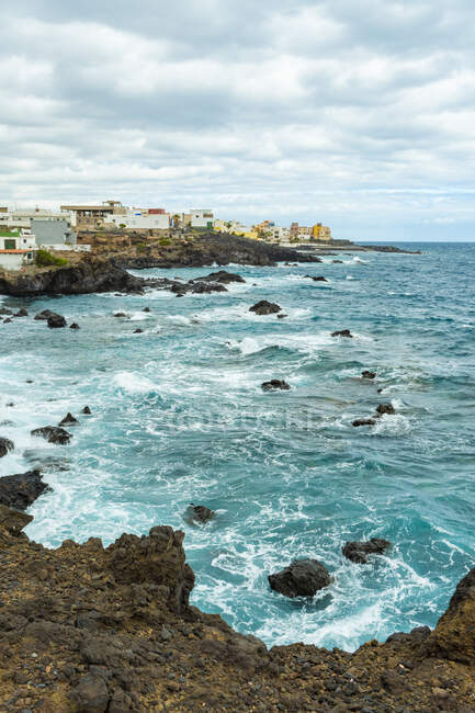 Playa de arena negra y acantilados en la comunidad de Las Eras en el sureste de Tenerife - foto de stock