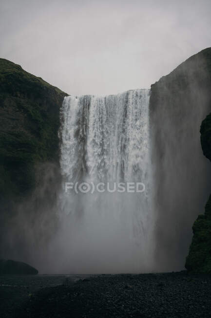 Iceland, el río y la cascada - foto de stock