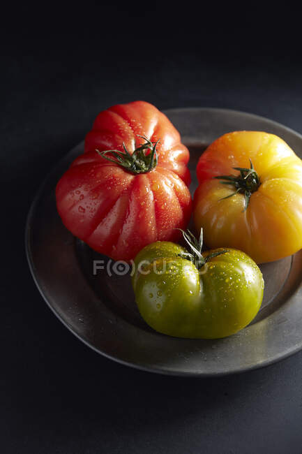 Tomates de reliquia en la placa de estaño - foto de stock