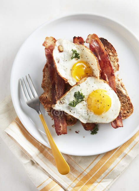 Two Eggs Sunny Side Up Bacon and Toast — Stock Photo