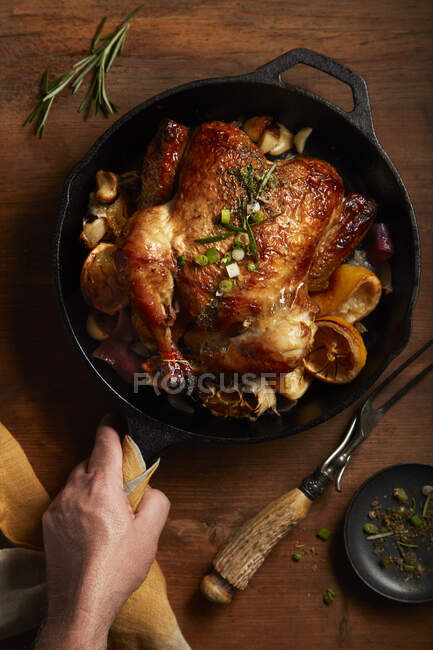 Gebratenes Huhn mit Knoblauch und Zitronenkräutern — Stockfoto