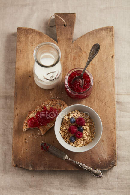 Tostada de mermelada de frutas y desayuno con leche Granola - foto de stock
