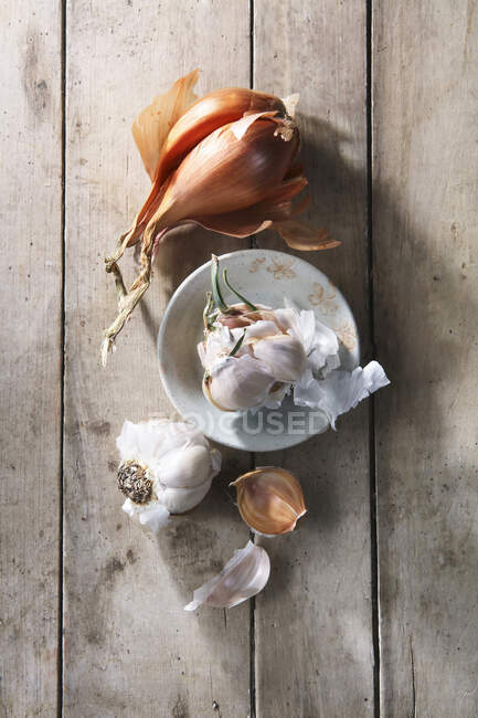 Knoblauchzwiebeln Stillleben auf Holztisch — Stockfoto