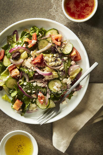 Salada grega com molho no lado — Fotografia de Stock