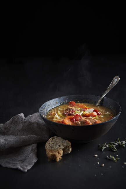 Soupe de légumes au poulet chaud maison dans un bol — Photo de stock