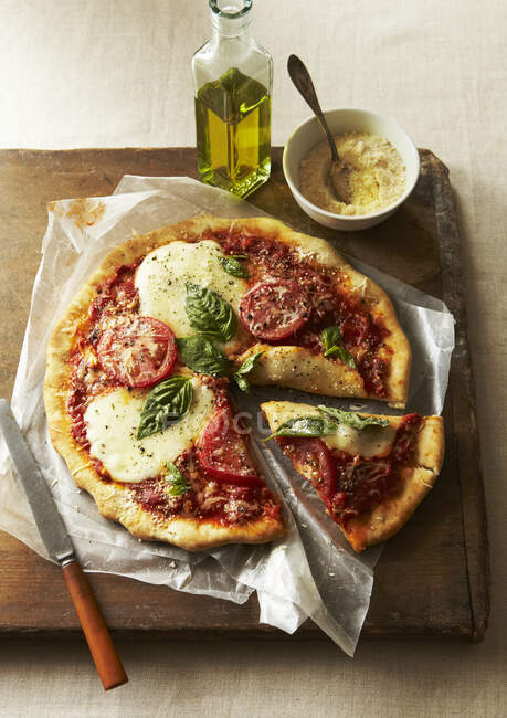 Маргарита Пицца с сыром и базиликом — стоковое фото