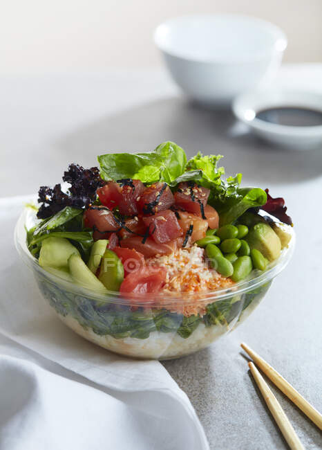 Poke Bowl mit Thunfisch und Gemüse — Stockfoto