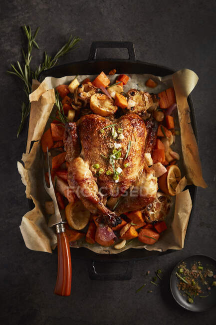 Pollo arrosto in patate dolci e limone aglio — Foto stock