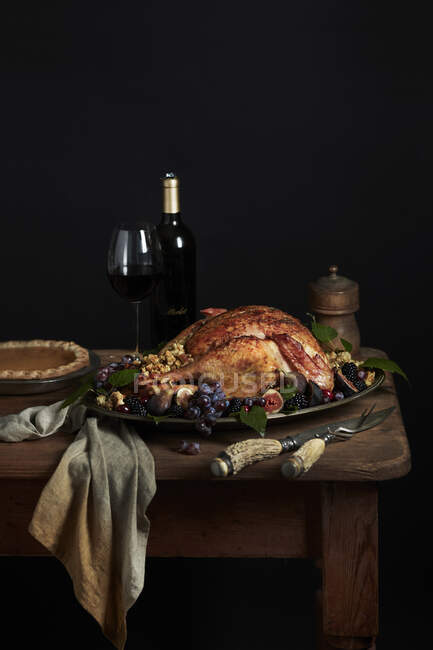 Thanksgiving Turkey Feast with Pie and Wine — Stock Photo