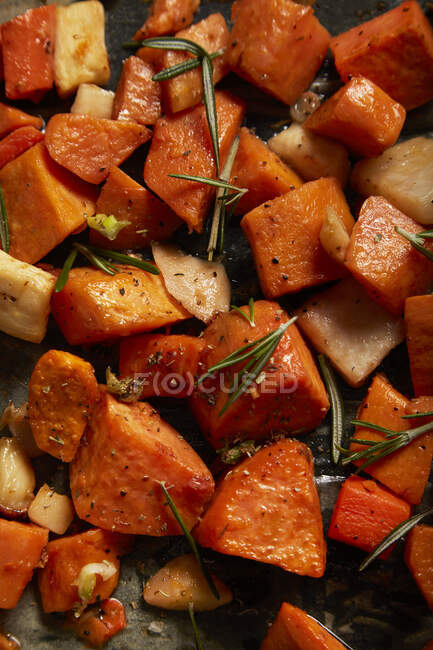 Pommes de terre douces cuites au four au thym et assaisonnement — Photo de stock