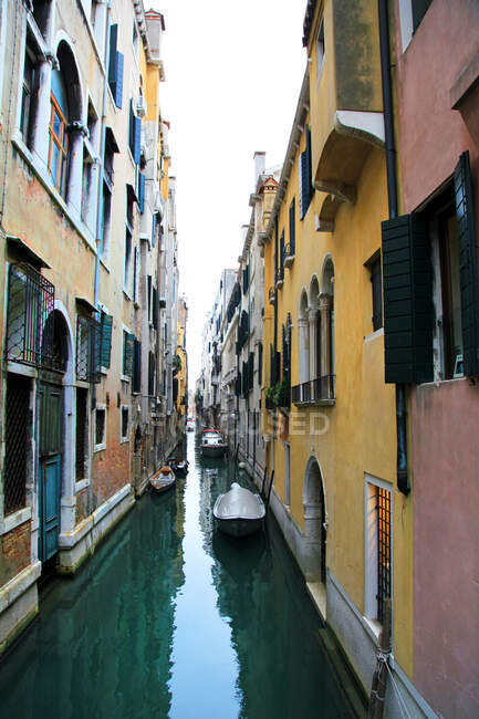 Прекрасний вид на Венеціанський канал і старе венеціанське місто, грандіозні канали і архітектура найкрасивіших — стокове фото