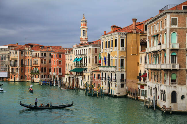 Venezia Paesaggio di Case e Gondole — Foto stock