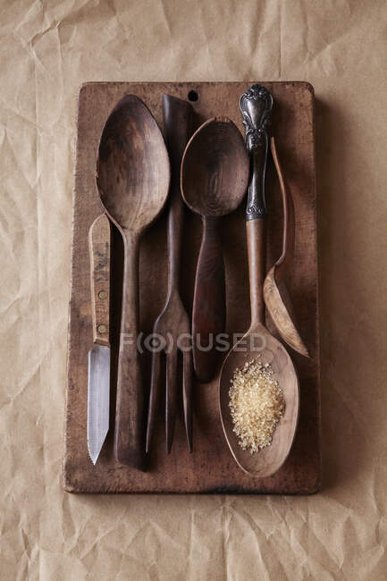 Деревянные принадлежности для приготовления пищи на доске для резки — стоковое фото