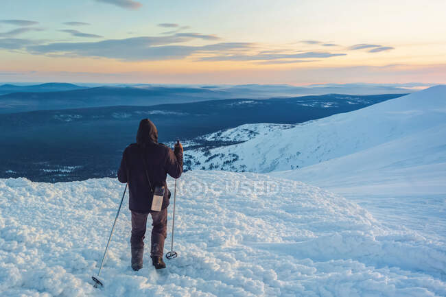 Tourist in freier Wildbahn. Schneesturm, Verzweiflung. Verirrt. Ural-Winterlandschaft — Stockfoto