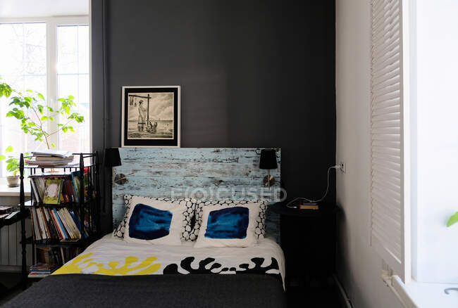 Acogedor interior de dormitorio moderno gris con muebles - foto de stock