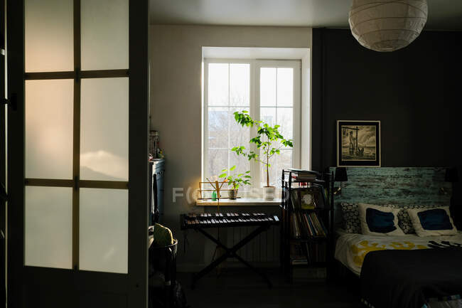Затишний сірий сучасний інтер'єр спальні з меблями — стокове фото